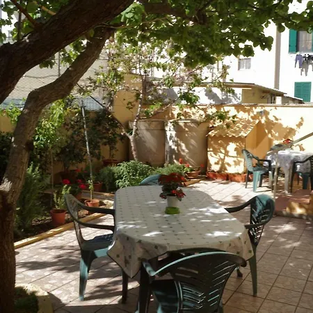 Hibiscus Bed & Breakfast *